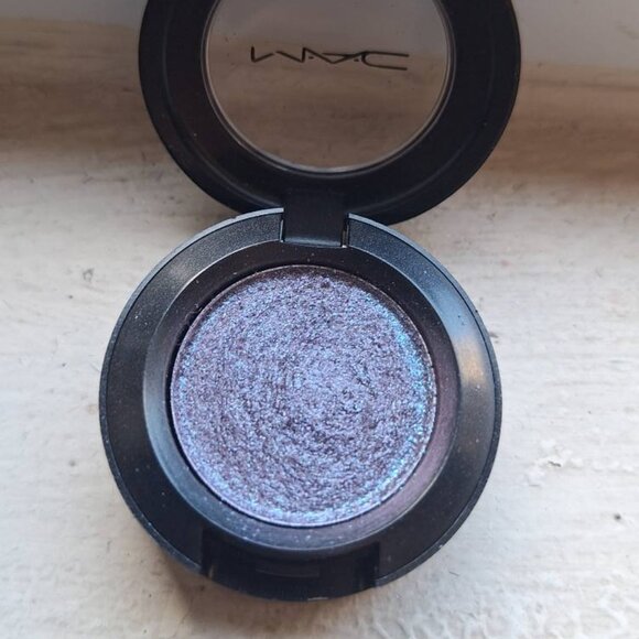 💜 MAC Single Eyeshadow — Get Physical (Swatched) - Picture 1 of 1